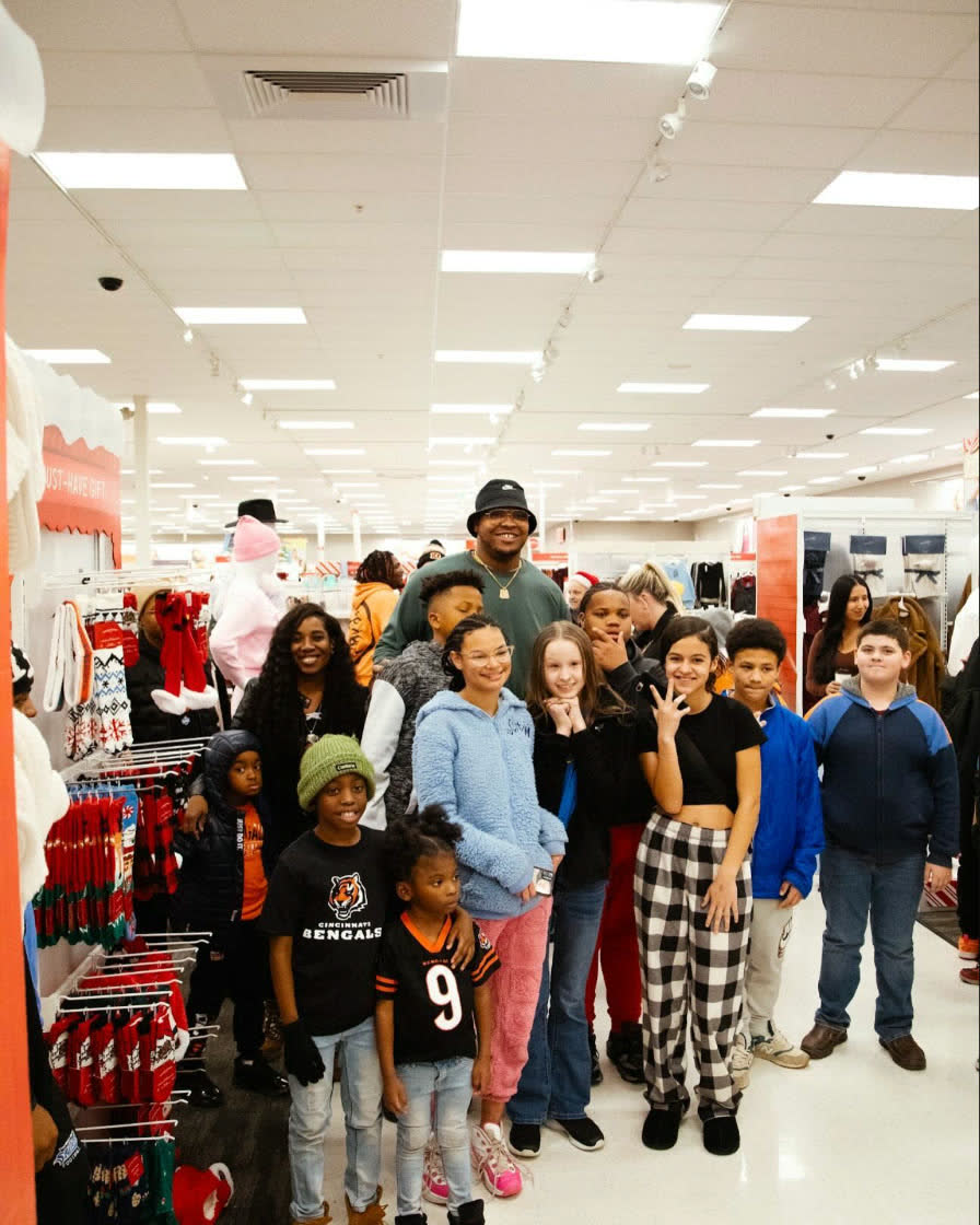Orlando Brown Jr. with kids during a holiday shopping event