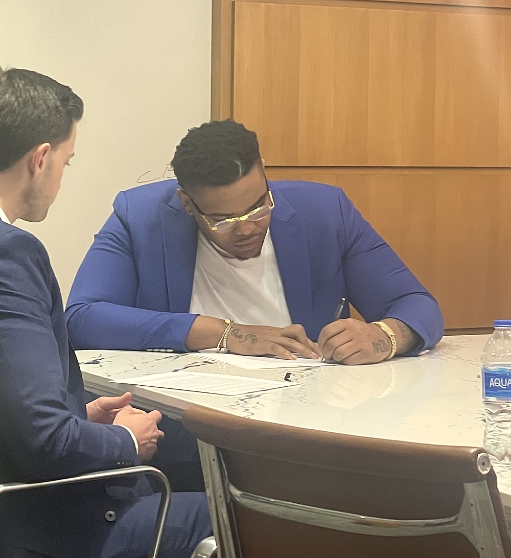 Orlando Brown Jr. signing his Cincinnati Bengals contract